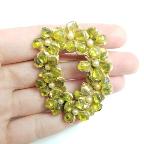 Vintage Jewelry - Vintage Green Flower Wreath Brooch, Chip Stone Faux Pearl Center Lapel Pin